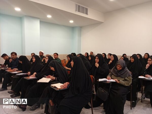 تقویت مهارت‌های تخصصی فرهنگیان مهریز در دبیرستان شکیب