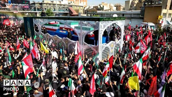 وداع حماسی ملت با پیکر مطهر پیشوای انقلاب اسلامی