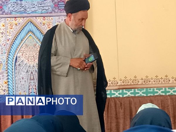 نماز جماعت در دبیرستان میرزا جعفر سروقد مشهد مقدس 