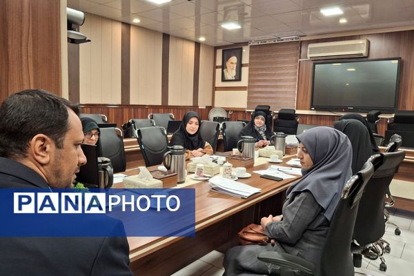 نشست هم اندیشی مسئولین قطب های پنج گانه گروه آموزشی تربیتی درس تفکر و سبک زندگی شهرستان های استان تهران