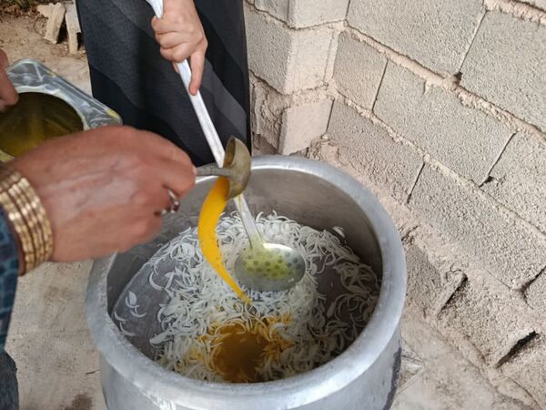 پخت و توزیع نذری در روز تاسوعای حسینی روستای حسن آباد داراب استان فارس