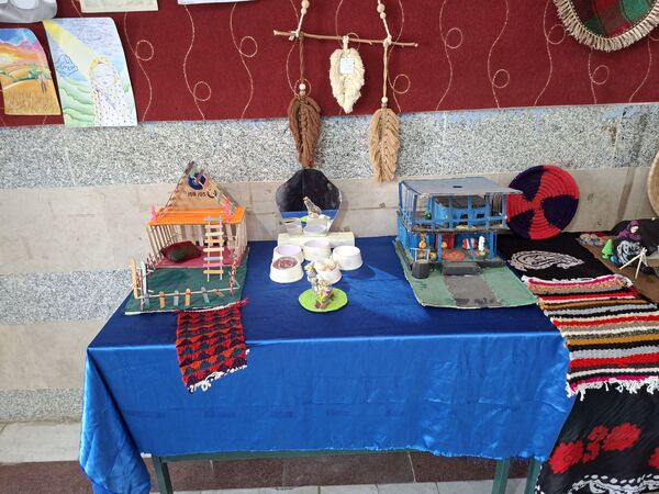 نمایش هنرهای دستی دانش‌آموزان معمولان