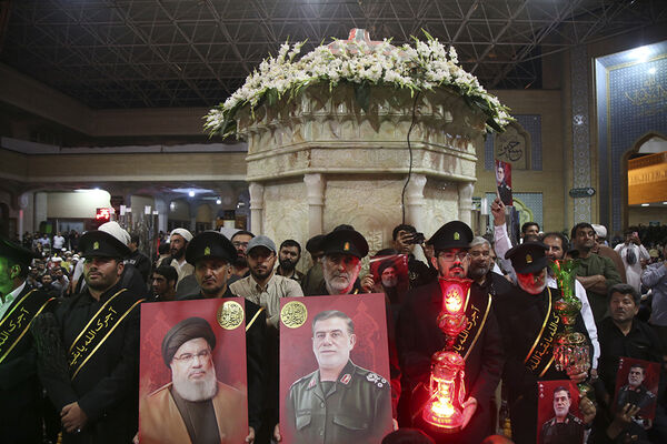 جلوه‌هایی از مراسم وداع با پیکر سردار شهید «نیلفروشان» در قم