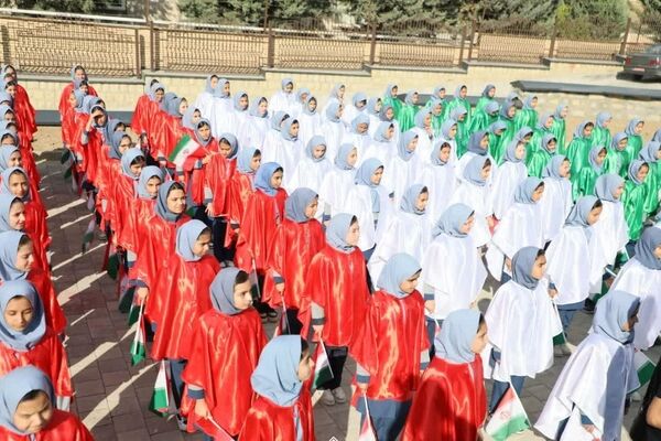 اجرای سرود «پرچم» توسط دانش‌آموزان اسدآبادی در آیین افتتاح مجتمع آموزشی-فرهنگی شهید قاسم سلیمانی

