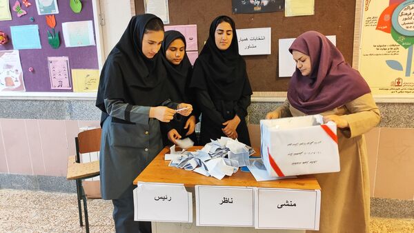 برگزاری انتخابات همیار مشاور در مدرسه نمونه دولتی ۹ دی یاسوج با شعار «همیار مشاور برتر، مدرسه برتر»