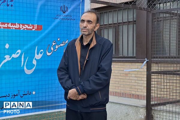ادای احترام به شهدای دانش‌آموز میناب با رونمایی از زمین چمن و کاشت نهال در بهارستان‌دو