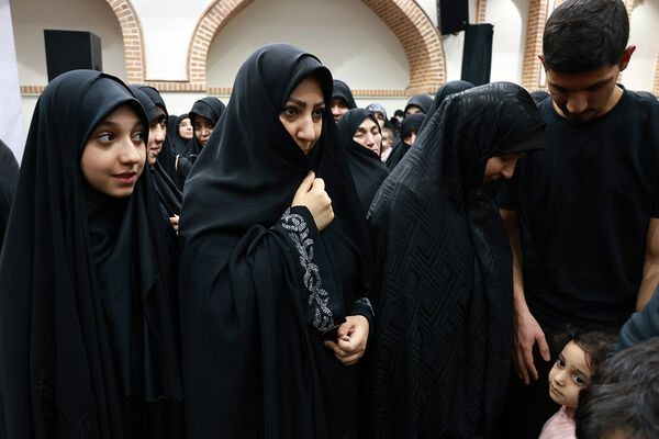 مراسم بزرگداشت شهیدان خدمت در دبیرستان متوسطه دوم امام صادق(ع)
