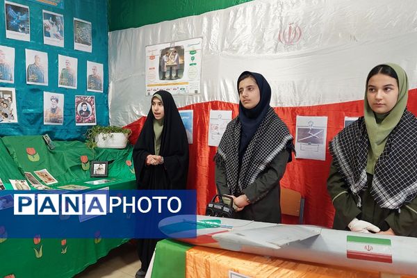 افتتاحیه نمایشگاه «مدرسه انقلاب» در مدرسه شهید شرافت بهارستان‌دو