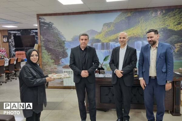 تقدیم قدردانی شهردار نسیم‌شهر از برگزیدگان پویش عکاسی «دلدادگان»