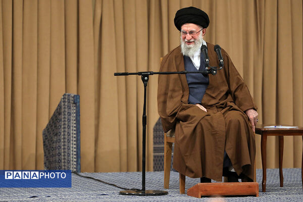 دیدار هزاران نفر از دانش‌آموزان و دانشجویان با رهبر انقلاب