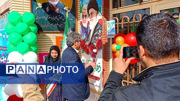 نواختن زنگ انقلاب در دبیرستان نمونه ایمان