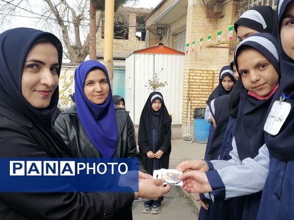 مراسم سالگرد و ورود امام خمینی(ره)و روز جهانی حجاب در دبستان ناهید نخودی 