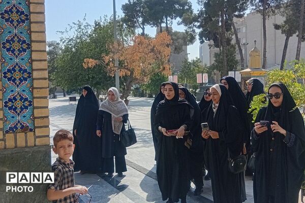 غبارروبی مزار شهدا با حضور مدیر آموزش و پرورش ناحیه دو شهرری 
