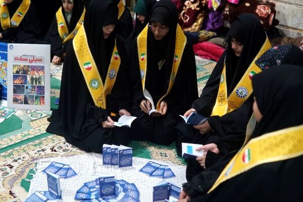 اعتکاف دانش‌آموزی با توزیع بسته «ایرانمون»