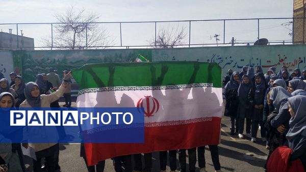 جلوه‌ای از همدلی و عشق به وطن در مدرسه والدین ۲ آناخاتون همزمان با زنگ انقلاب