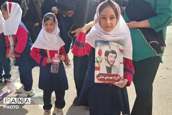 وداعِ پرشورِ دختران مدرسه مالک ملارد با شهید گمنامِ 