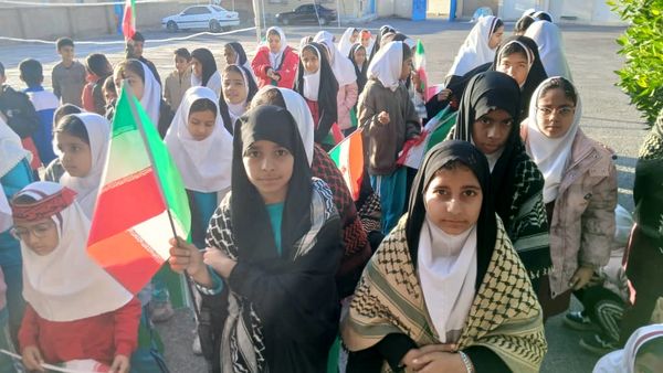 «صبحگاه مقاومت» در مدرسه شهید مطهری فین 