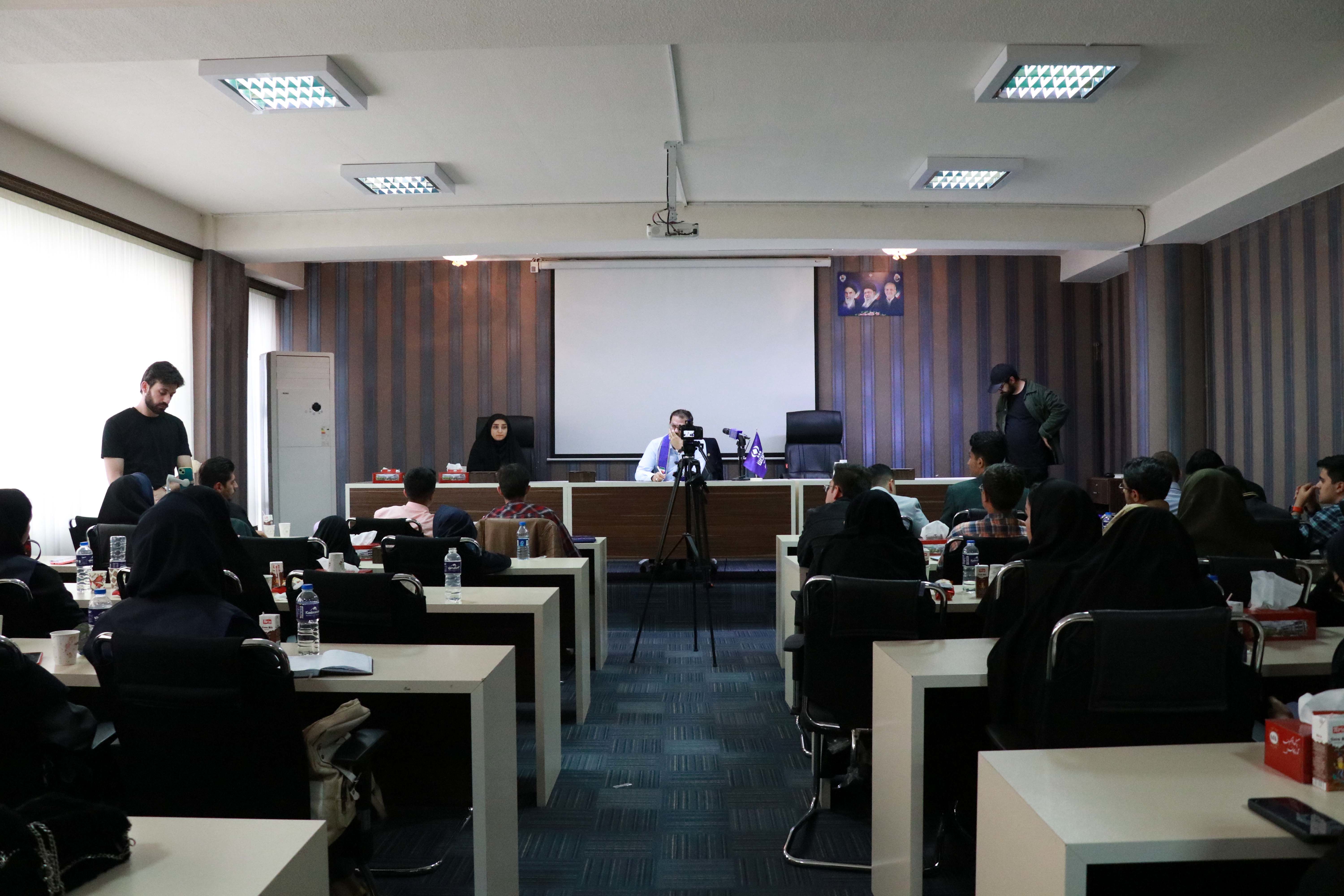 نشست صمیمی دانش‏‌آموز خبرنگاران و نمایندگان مجلس دانش‌آموزی آذربایجان شرقی با علی فلاحتکار