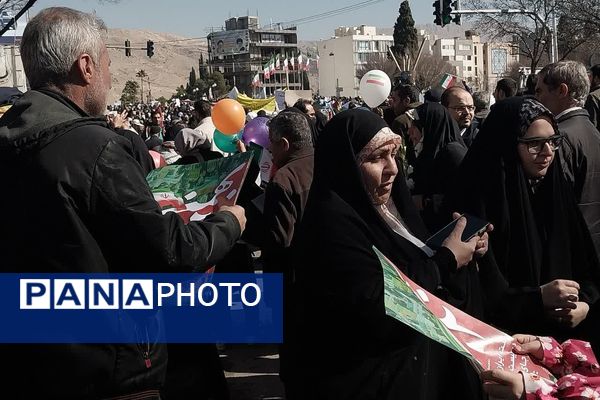 حضور پرشور مردم شیراز در راهپیمایی 22 بهمن، خون تازه در رگ‌های انقلاب 