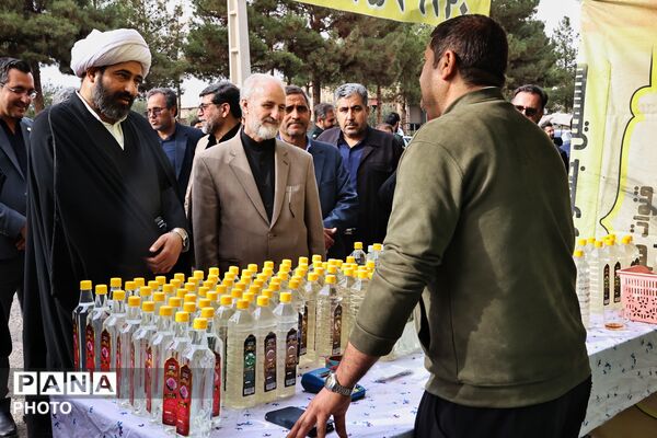 افتتاحیه بازارچه انار و کاپشن در شهر کهک