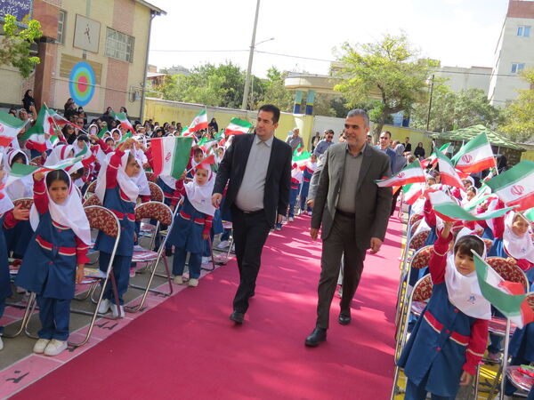 نواختن زنگ اول مهر در مدرسه شهدا فرهنگی 