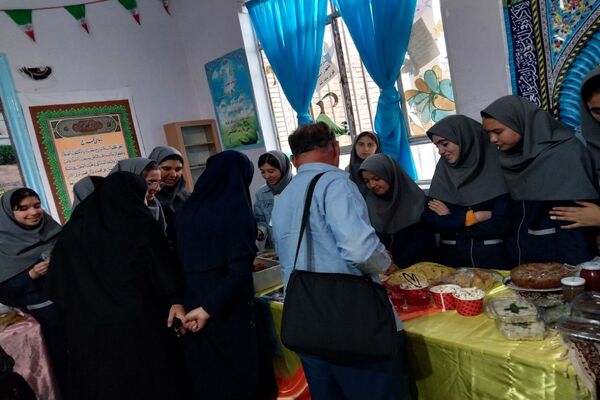 بازارچه کسب و کار دانش‌آموزی در مدرسه فدک