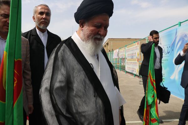 زنگ نماز در دبیرستان برزگر با حضور آیت الله علم الهدی 