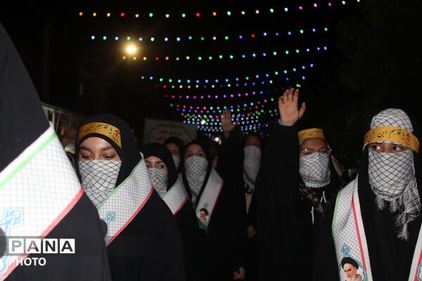 حضور پرشور دختران جان‌فدا در اجتماع شبانه با لباس بسیجی