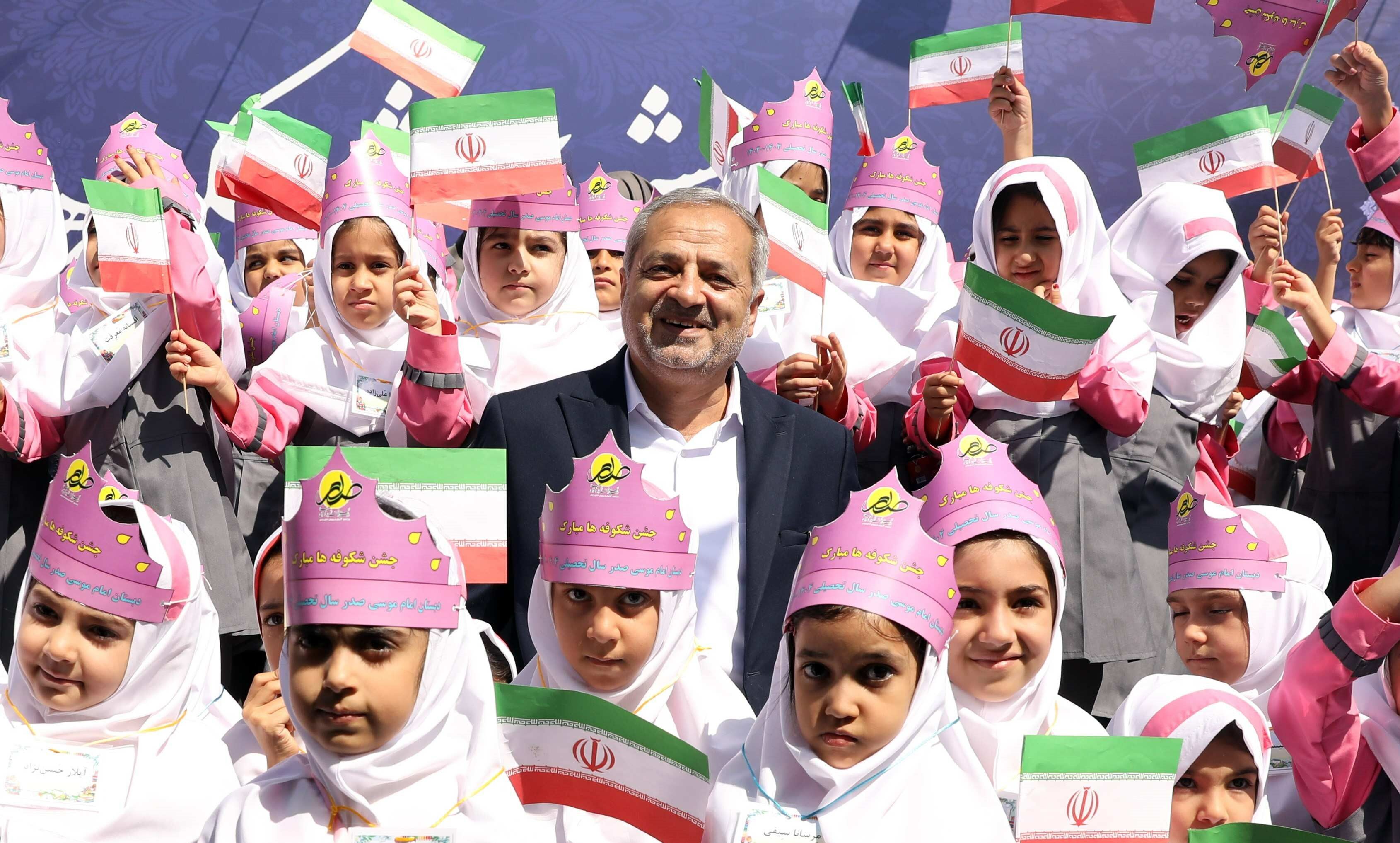 دختران ایران آینده‌ای روشن و مقتدر برای میهن رقم می‌زنند