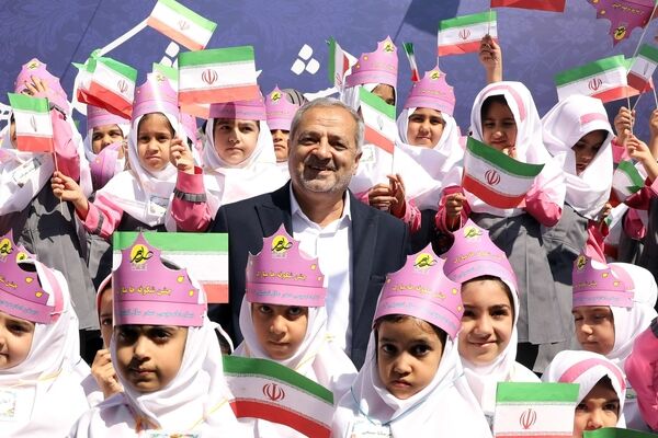 دختران ایران آینده‌ای روشن و مقتدر برای میهن رقم می‌زنند