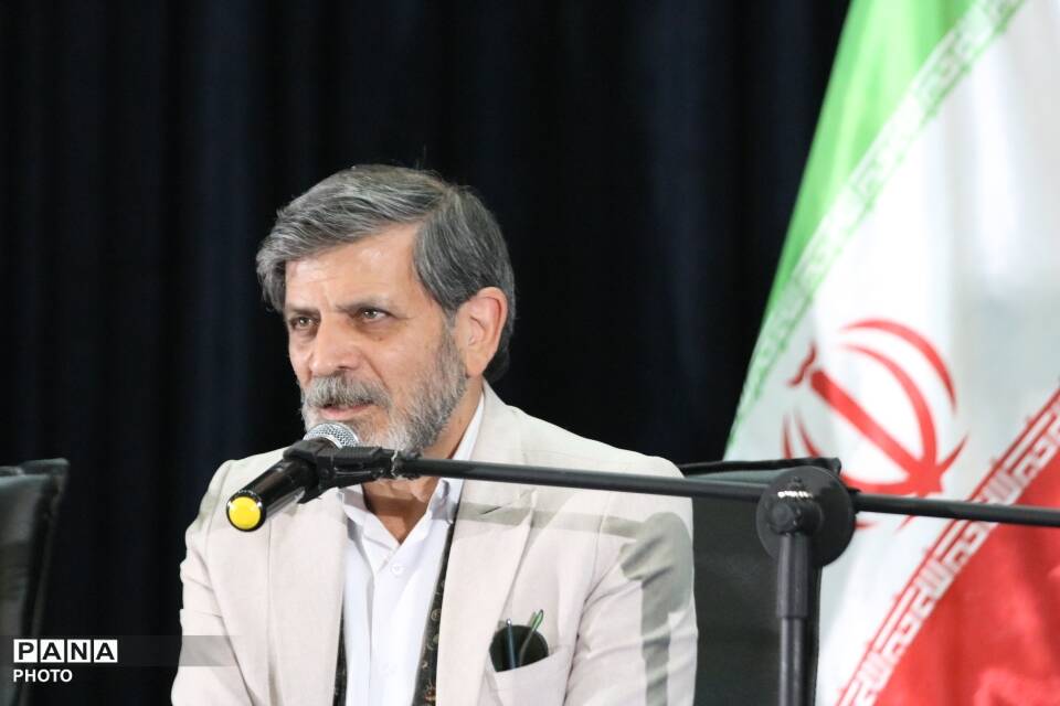 میزبانی میبد از طنزپردازان یزدی در شبی سرشار از لبخند