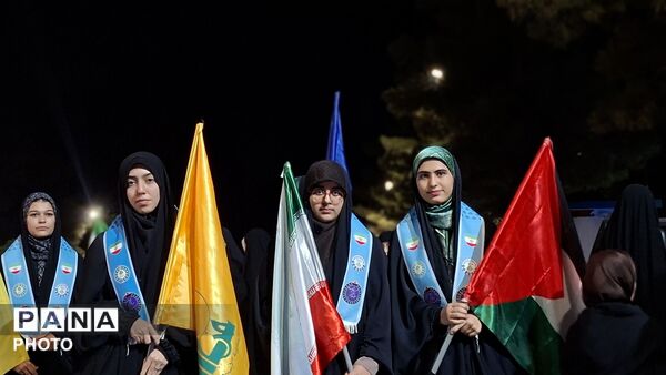 نقش‌آفرینی دانش‌آموزان آموزشگاه نمونه «دکتر توسلی» در میعادگاه بیعت با رهبری