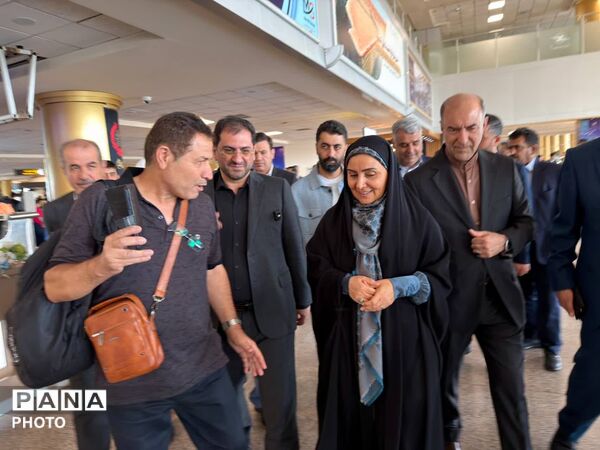 بازدید وزیر راه و شهرسازی از روند خدمات‌رسانی به زائران امام رضا(ع) در فرودگاه مشهد