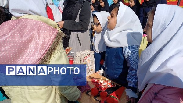 برپایی بازارچه درون مدرسه‌ای در دبستان ربابه هاشمیان یزدی شیروان