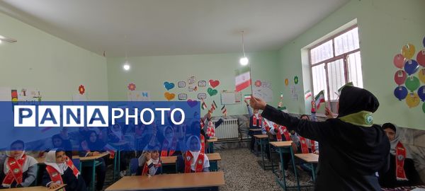 توزیع کتاب « از ایرانمان دفاع می کنیم » در بین دانش‌آموزان پیشتاز مدرسه شهید خاقانی شهرستان شیروان