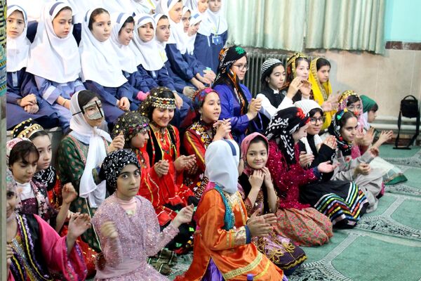  نمایشگاه هفته ماها در مدرسه امام موسی کاظم (ع)