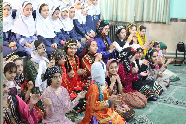  نمایشگاه هفته ماها در مدرسه امام موسی کاظم (ع)