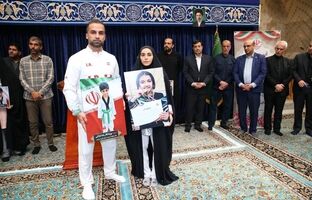 بدرقه پرچمداران کاروان ورزشی «فرشته‌های میناب» در رواق دارالذکر حرم رضوی