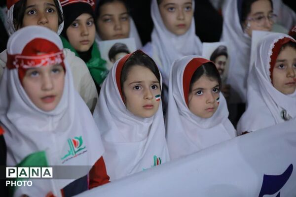 شکوه حضور دختران ساوجبلاغ در جشن دهه کرامت 