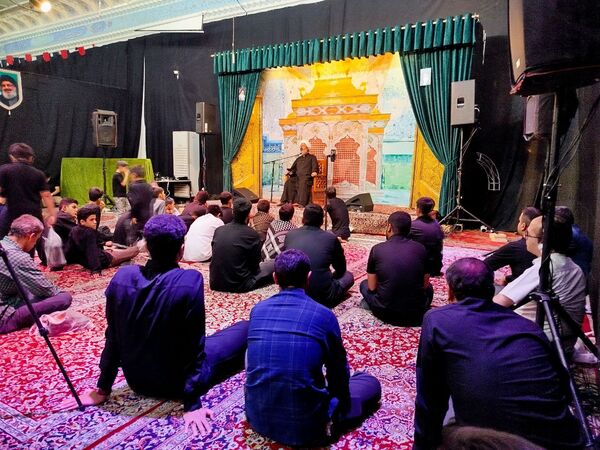 شب اول محرم، دانش‌آموزان کاشمری در هیئت انصار المهدی پرچم عشق برافراشتند