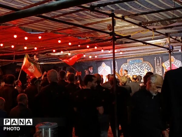 جلوه‌هایی از تجمع میدان امام خمینی(ره) قم در دومین شب محرم