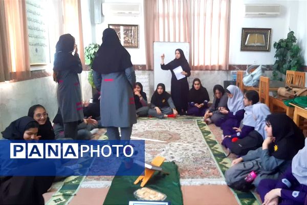 جلسه انس با قرآن و گفتمان دینی در دبیرستان فرزانگان قائمشهر