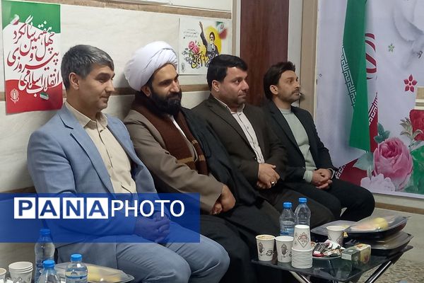 بیعت نوجوانان مدرسهٔ امام خمینی (ره) قرچک با آرمان‌های امام راحل در چهل و هفتمین جشن پیروزی انقلاب 