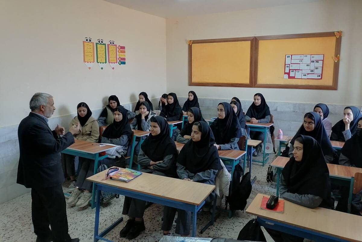 جلسه جهاد اسلامی حجاب و عفاف دختران در دبیرستان حاج مهدی روحانی شهرستان خلیل آباد 