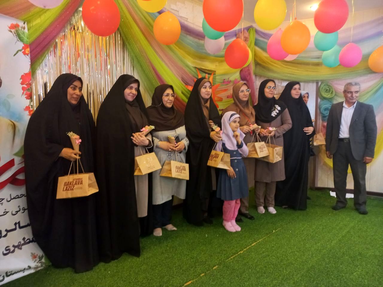 مراسم روز معلم به مناسبت هفته معلم در دبستان شاهد تحقیقی