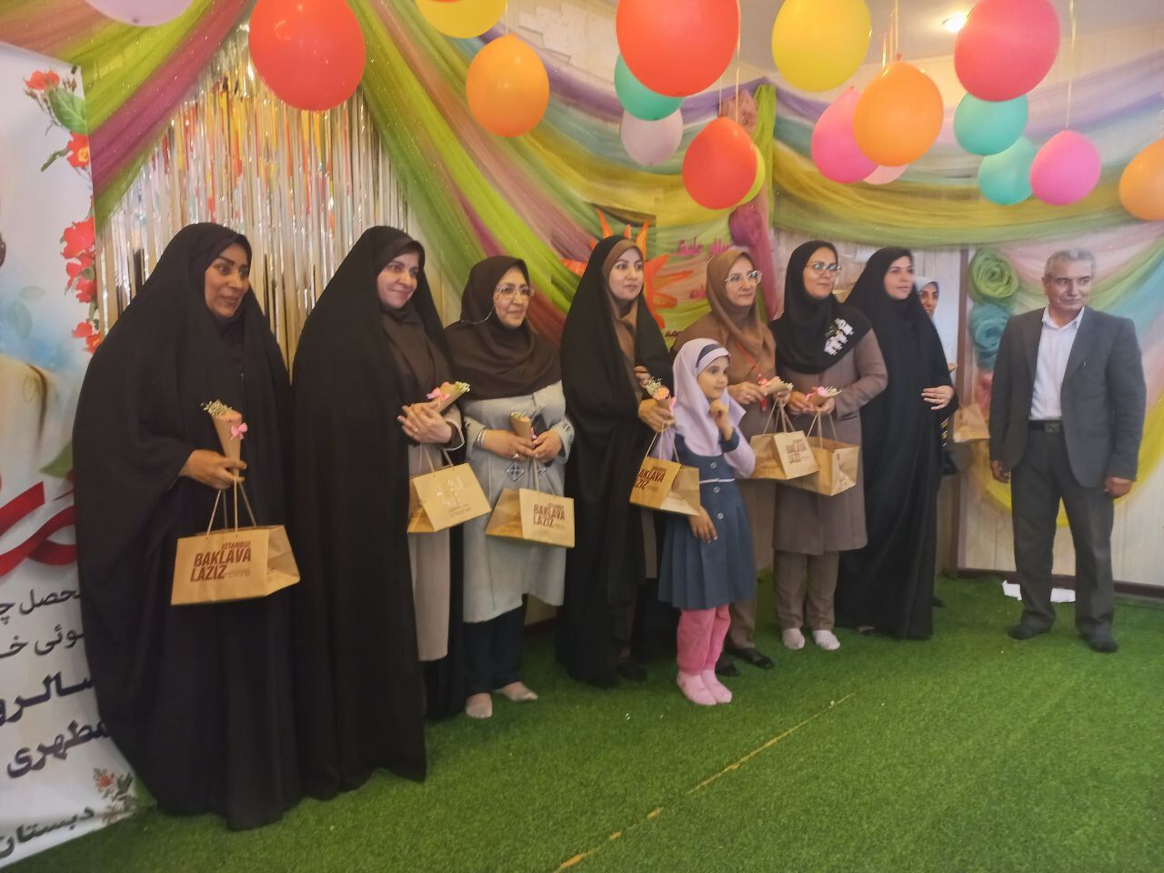 مراسم روز معلم به مناسبت هفته معلم در دبستان شاهد تحقیقی