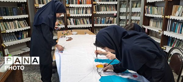  نقاشی همگانی با موضوع «ایرانِ قوی» در دبیرستان اهل‌البیت ناحیه 4 کرج 