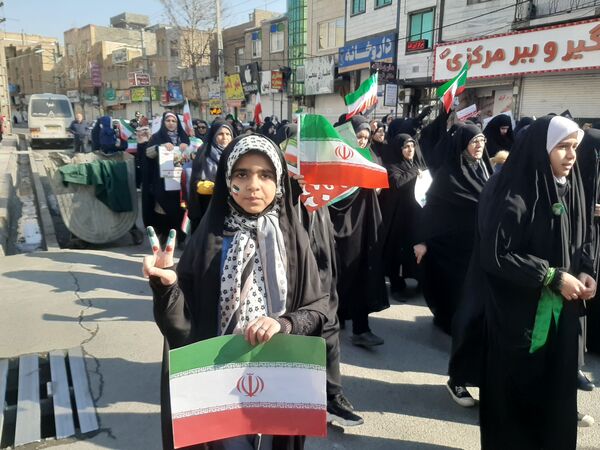 مردم غیور ملارد با حضور پرشور خود در راهپیمایی ۲۲ بهمن، ثابت کردند که همچنان پای انقلاب اسلامی ایستاده‌اند.