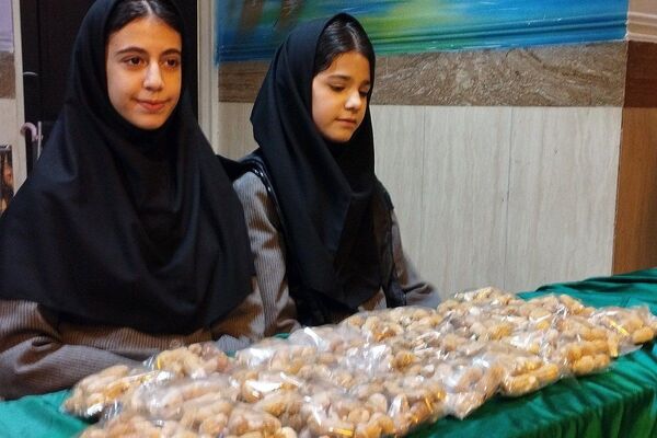 بازارچه دانش‌آموزی با طعم خلاقیت در مدرسه حضرت خدیجه(س) بهارستان‌دو