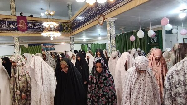 نوجوانان دختر در اعتکاف؛ لحظاتی سرشار از نماز و معنویت